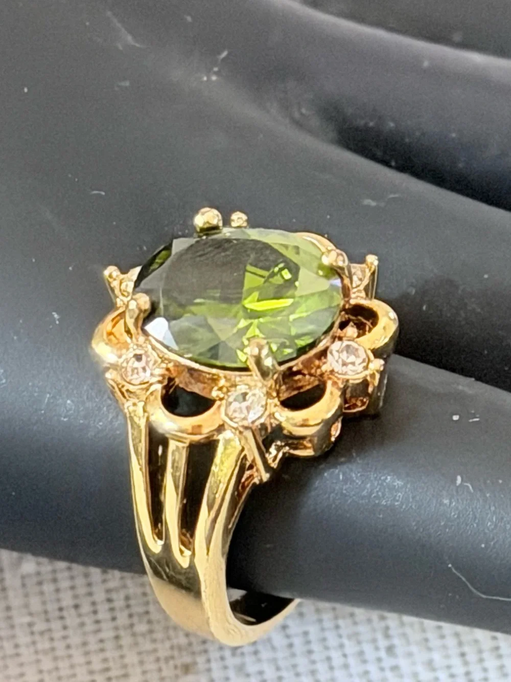 Gold-Tone Scalloped Cluster Ring with Faceted Green Stone - Size 7